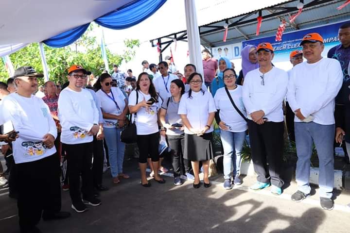 Wawali Mor Bastiaan Dampingi Menko RI Luhut Panjaitan pada Kegiatan Manado Beach Clean Up