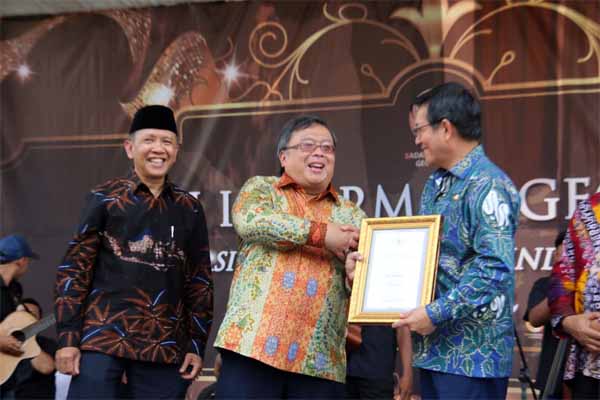 Pemkot Manado Terima Bhumandala Award, Predikat Terbaik dalam Inovasi Pemanfaatan Informasi Geospasial Tahun 2019