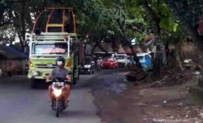 Aksi Truk Tonase Besar Langgar Perwako 53/2013