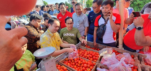 Wamendag RI, Jerry Sambuaga Sidak Pasar Tradisional dan Ritel Modern di Manado