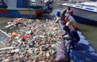 Tim Kebersihan DLH Manado Bersihkan Sampah di Pesisir Pantai dan Laut