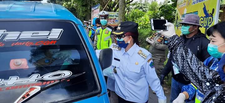 Terus Turun ke Jalan, VAP Bagikan Masker dan Sarung Tangan di Taman SBY