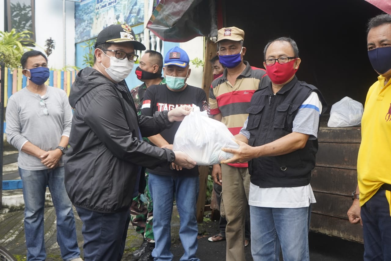 Wawali Mor Bastian Tinjau Langsung Penyaluran Bantuan Pemkot Manado di Kecamatan Malalayang