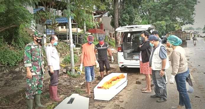 Pemkot Manado Bersama TNI - Polri Pindahkan Makam Yang Rusak Akibat Bencana