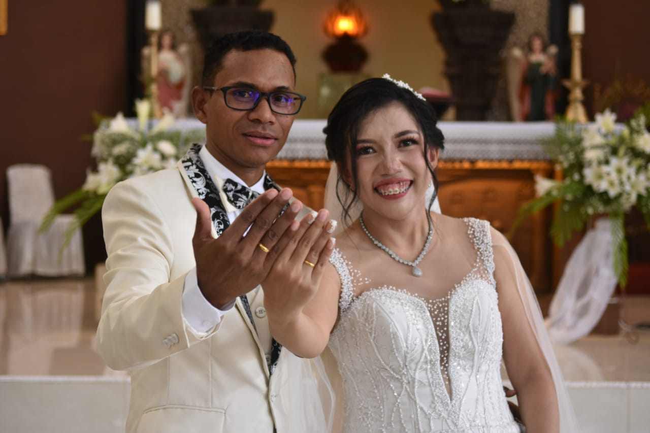 Diberkati 6 Pastor Dan Dihadiri Wawali Mor Sebagai Pencatat Nikah, Laurens dan Lisa Ikrarkan Janji Suci Pernikahan