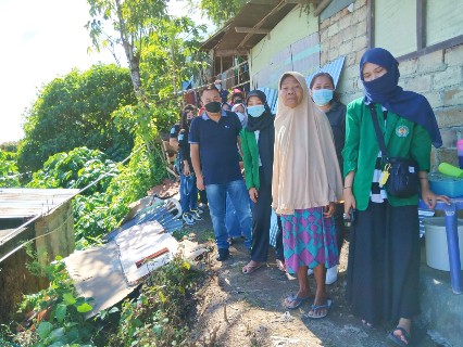 Pemkot Manado Bantu Warga Kelurahan Banjer yang Tidur Beratapkan Payung