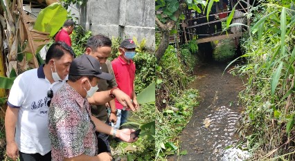 Jadi Langganan Banjir, Jhon Suwu Tinjau Anak Sungai Mayondok