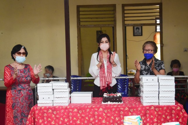 Rayakan HUT ke-47 Irene Angow Pinontoan Berbagi Kasih di Panti Jompo