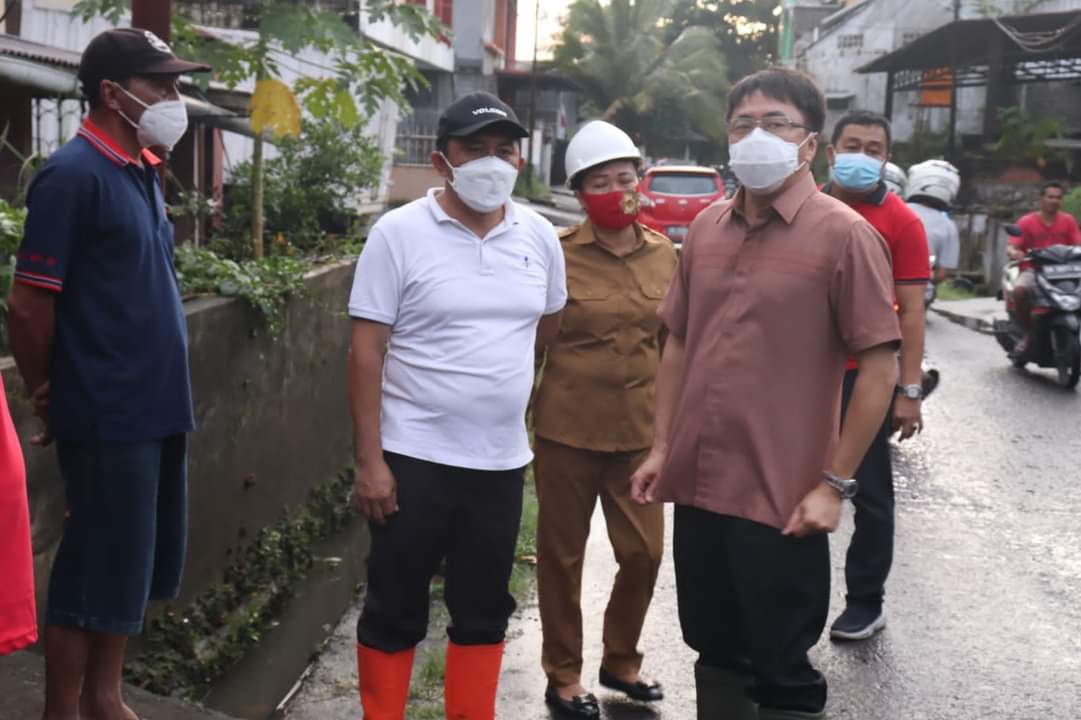 Didampingi Kadis PUPR Manado, Wali Kota Tinjau Lokasi Luapan Air di Tuminting