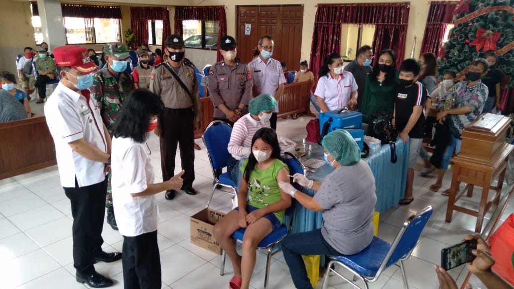 Anggota Polsek Eris Kawal Pelaksanaan Vaksinasi di Desa Ranomerut