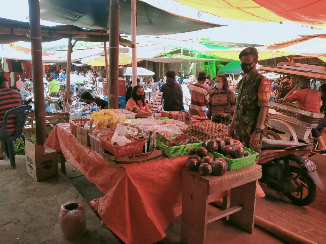 Turun Langsung ke Pasar Langowan, Sertu Ciptoro Pastikan Ketersediaan dan Kestabilan Harga Bapok