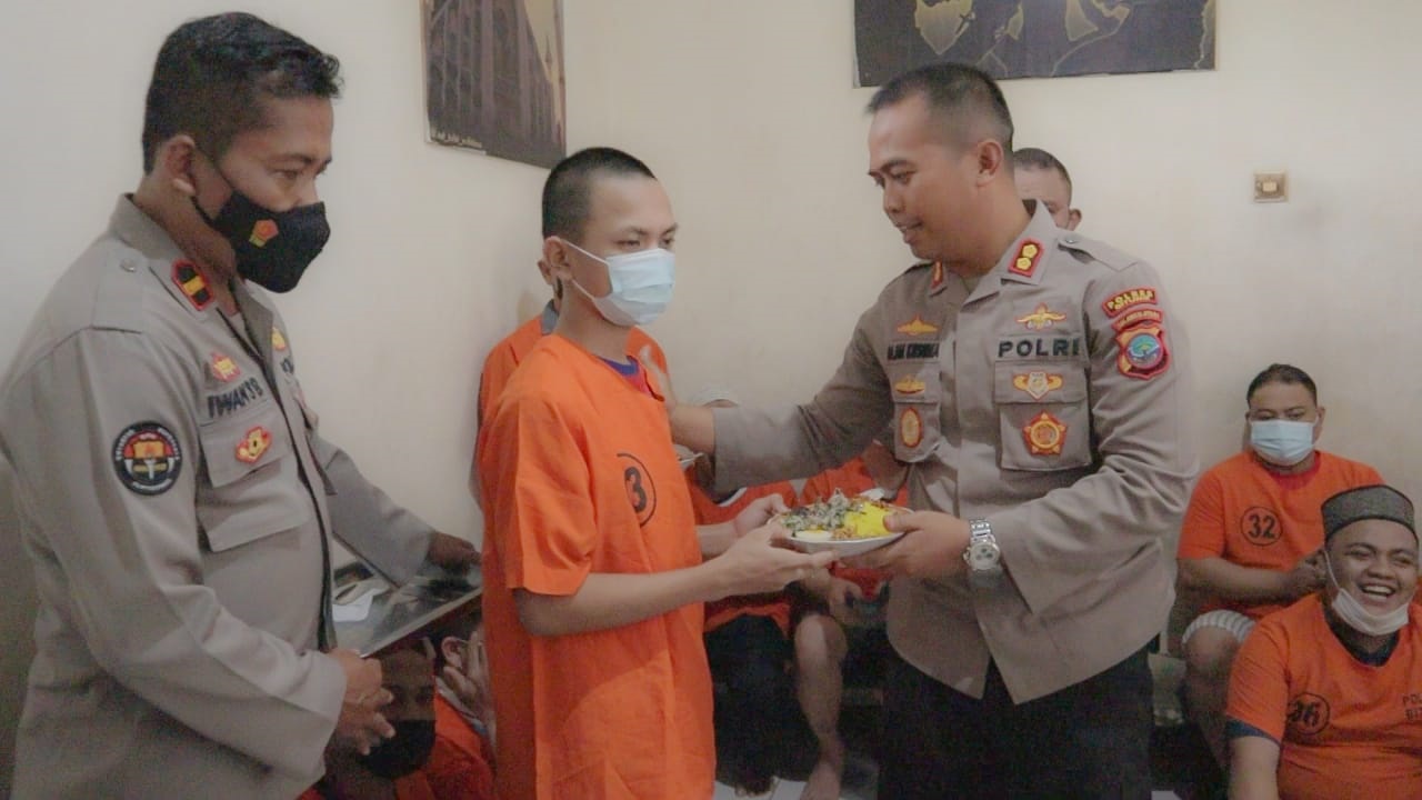 Sambut HUT ke-76 Bhayangkara, Kapolres Bitung Makan Siang Bersama 91 Tahanan Polres