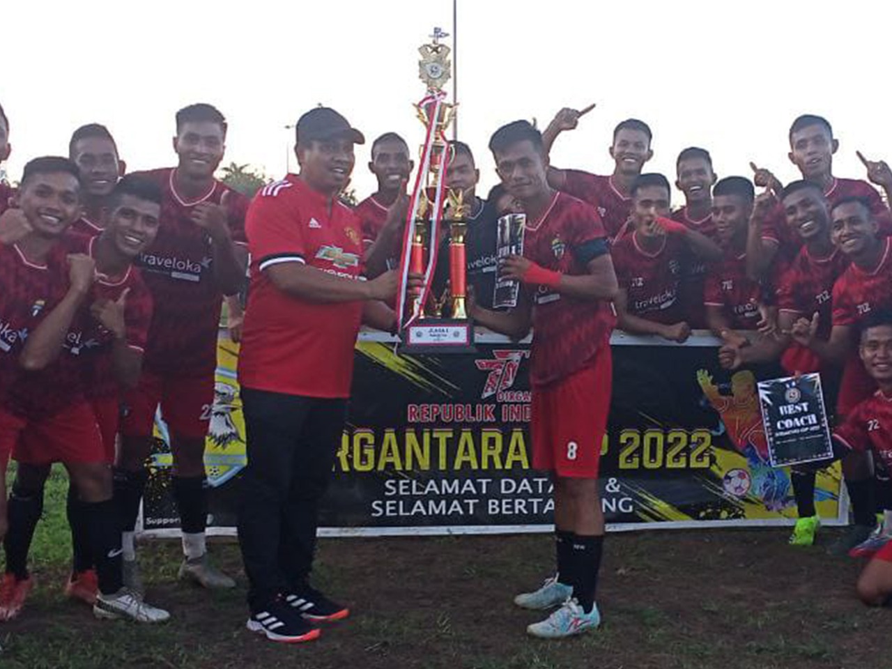 Kesebelasan Yonif R 712/Wiratama Juara Turnamen Digantara Cup
