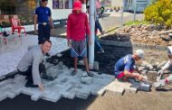 Ikut Pasang Paving Block di Halaman Markas, Kapolres Minahasa: Beri Kenyamanan Bagi Pengunjung