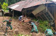 Peduli Banjir dan Longsor Manado, Prajurit Kodam XIII/Merdeka Bantu Bersihkan Rumah Masyarakat dan Fasilitas Umum
