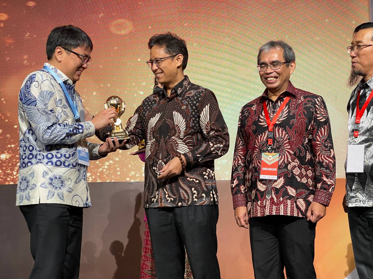 Manado Capai Kepesertaan JKN, Walikota AA Terima Penghargaan UHC Award