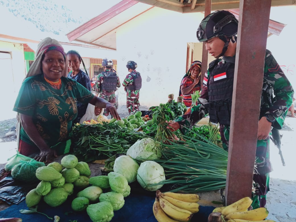 Belanja ke Pasar Illu, Satgas Wiratama Borong Hasil Bumi Mama-Mama Papua