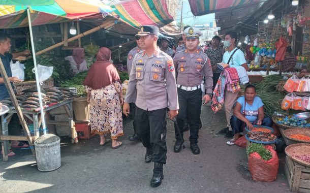 Giat Jumat Curhat di Pasar Girian, Kapolres Bitung Imbau Utamakan Keselamatan Berlalu Lintas