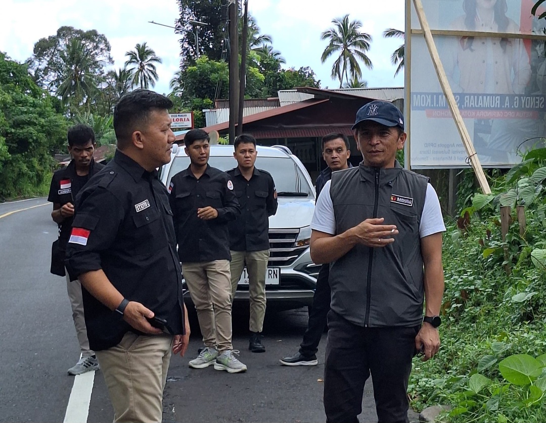 Bawaslu Tomohon Turunkan APK yang Melanggar Aturan