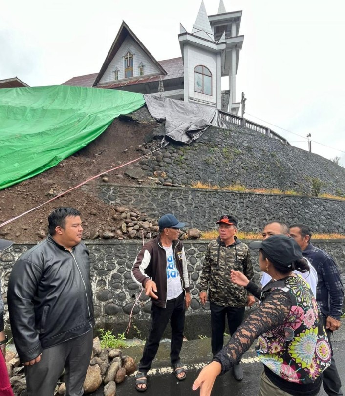 Gerak Cepat Bupati FDW Tangani Longsor di Tewasen