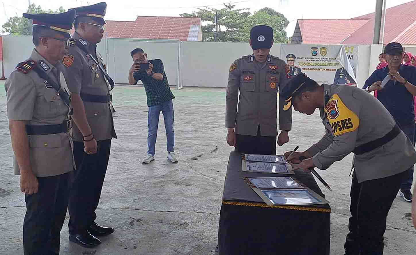 Pimpin Upacara Sertijab Kasat Intelkam, Kapolres Bitung: Ini Dinamika Manajemen Sesuai dengan Kebutuhan Organisasi