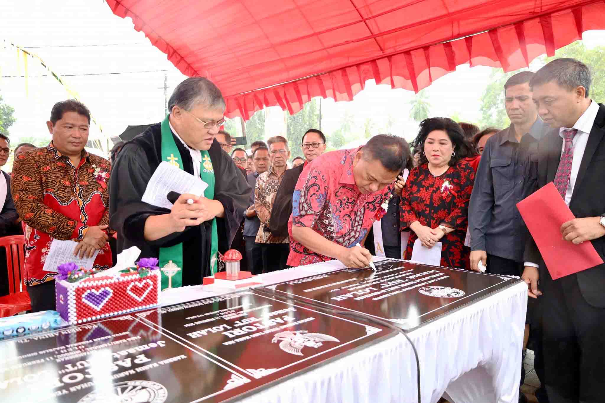 Bupati Kumendong Dampingi Gubernur Olly Dondokambey pada Peresmian Gedung Gereja dan Pastori GMIM Rut Lolah Wilayah Tanawangko I