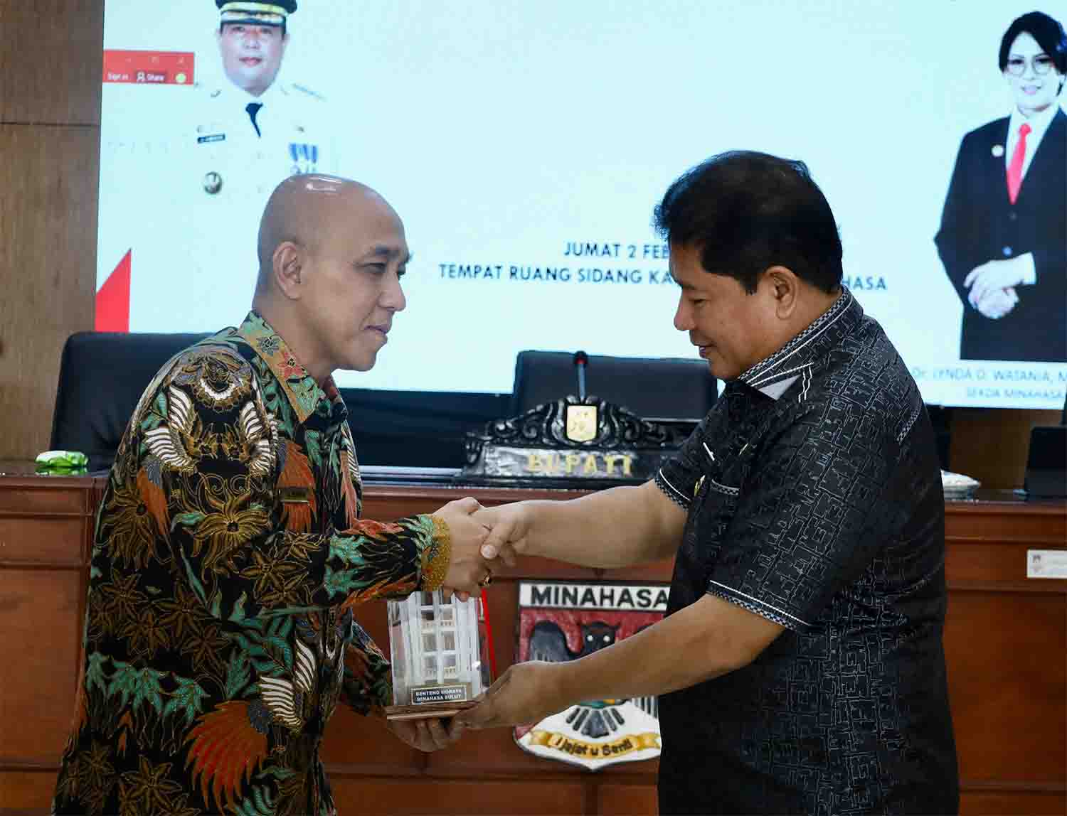 Ingatkan Jajaran untuk Taat Pajak, Bupati Kumendong Lakukan Pengisian SPT Tahun 2023 serta Terima Penghargaan dari KPP Pratama Bitung