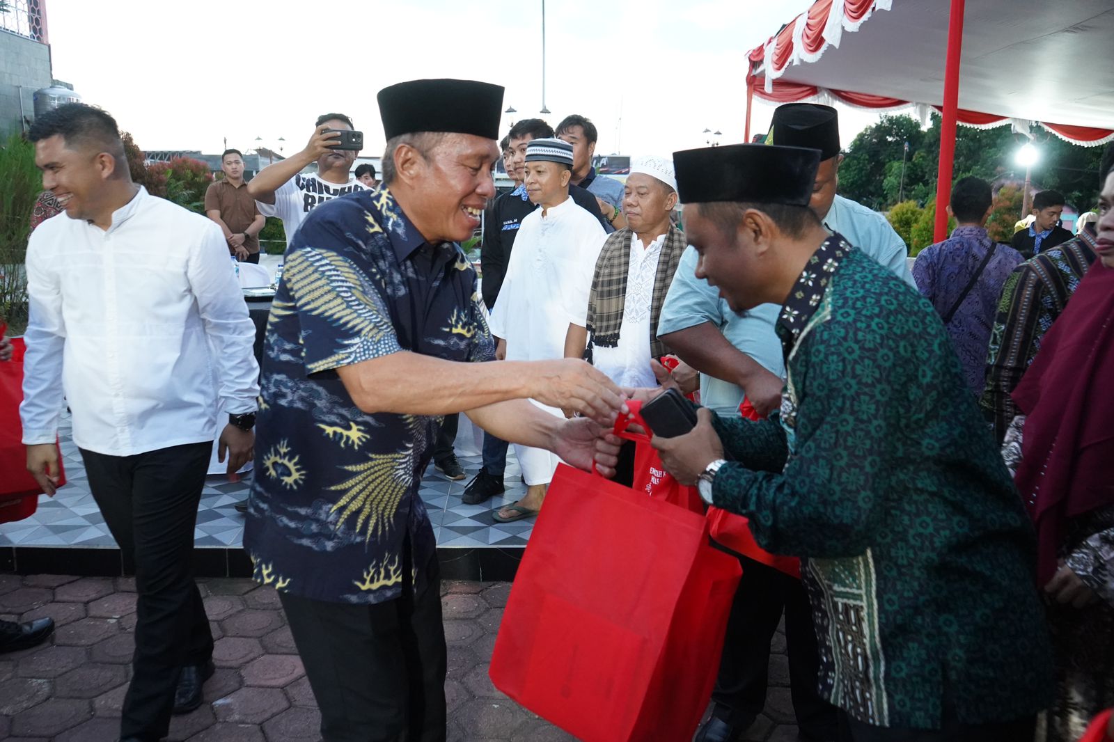 Jalin Silaturahmi, Bupati FDW Buka Puasa bersama Tokoh Agama Minsel