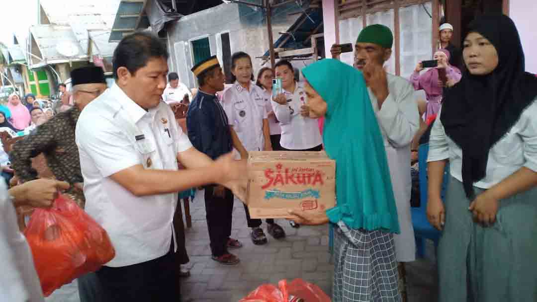 Safari Ramadhan Pemkab  Minahasa di Masjid At-Taqwa Bukit Tinggi, Bupati Kumendong Serahkan Bansos