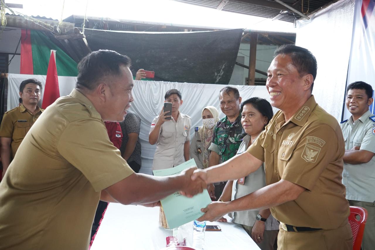 Pastikan Perlindungan Hukum Atas Tanah Masyarakat, Bupati FDW Serahkan Sertifikat PTSL di Desa Tokin