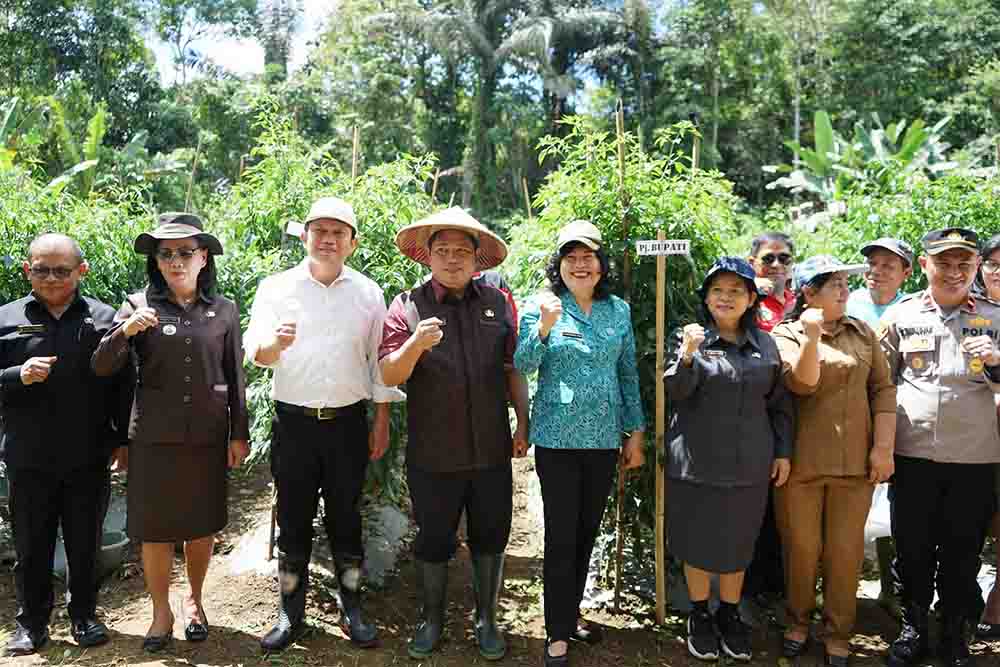 Bupati Kumendong dan Ketua TP PKK Minahasa Hadiri Kegiatan Gerakan Tanam Pangan Cepat Panen di Desa Tonsea Lama