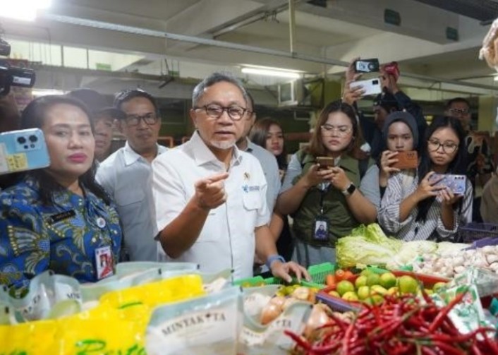 Pastikan Stok Bapok Aman Jelang Lebaran, Mendag Zulkifli Hasan Pantau Pasar Kramat Jati