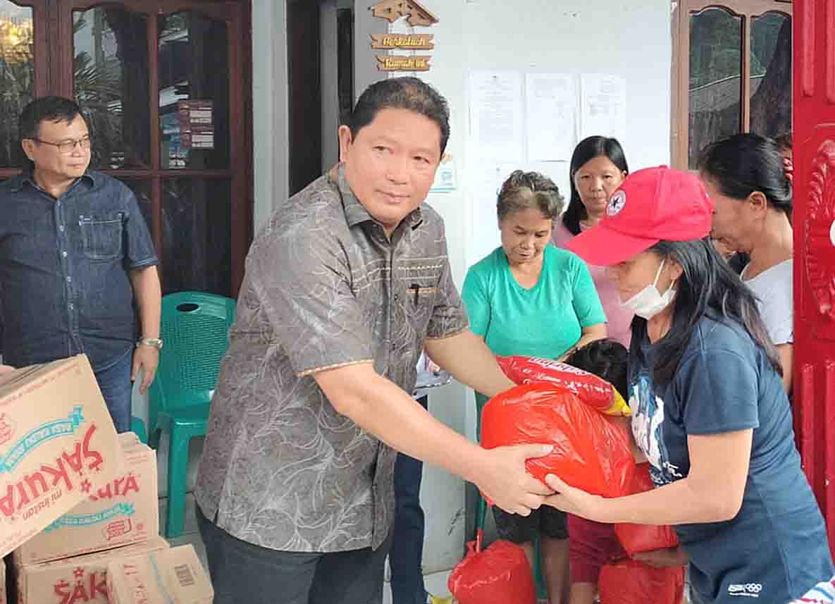 Bupati  Kumendong Serahkan Bantuan Kepada Warga Terdampak Banjir di Kecamatan Eris