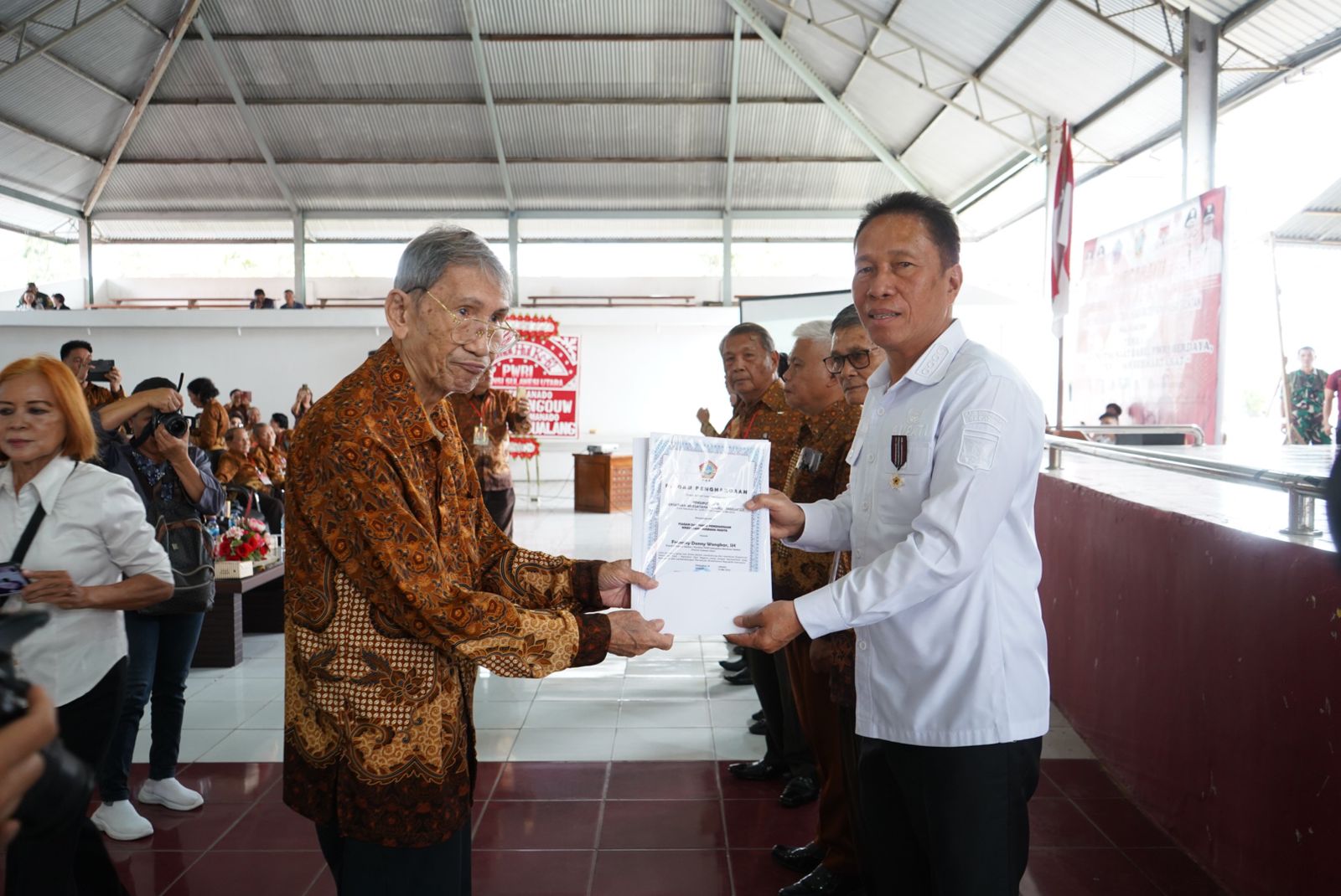 Bupati FDW Terima Penghargaan Wredatama Nugraha Madya dari PWRI