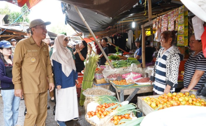 Jelang Hari Pengucapan Syukur, Bupati FDW Sidak Pasar 54 Amurang