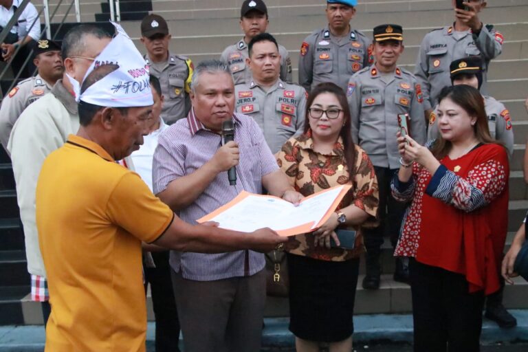 Dihadapan Massa Aksi Amir Liputo Tolak Reklamasi Pantai Manado Utara