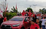 Diguyur Hujan Lebat, FDW-TK Basah Kuyup Bersama Pendukung