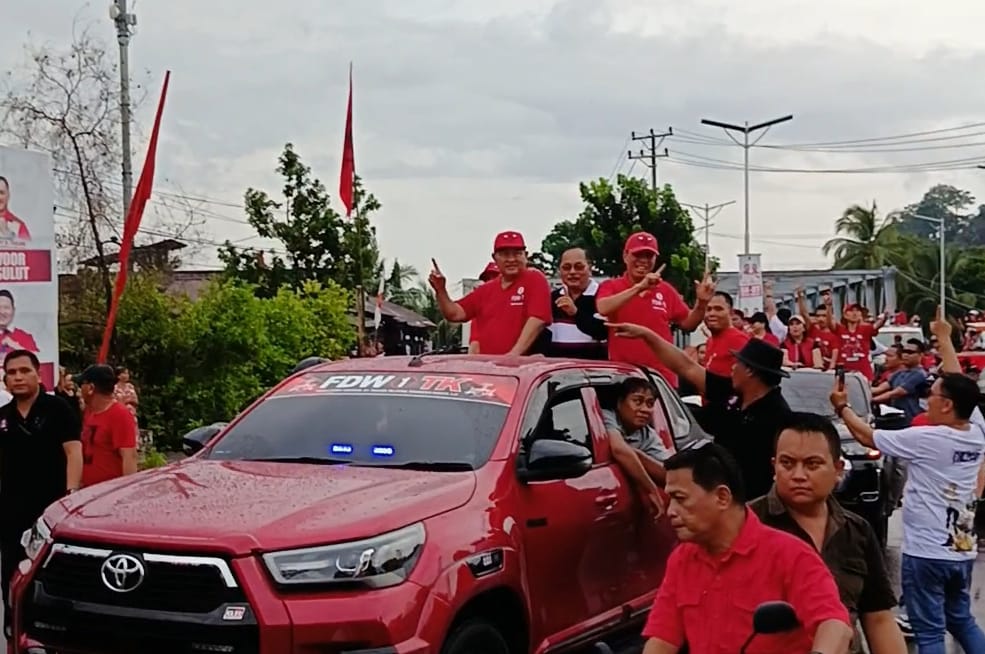 Diguyur Hujan Lebat, FDW-TK Basah Kuyup Bersama Pendukung