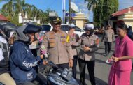 Polres Minsel Bagikan Bunga dan Coklat Bagi Pengendara Tertib Lalulintas