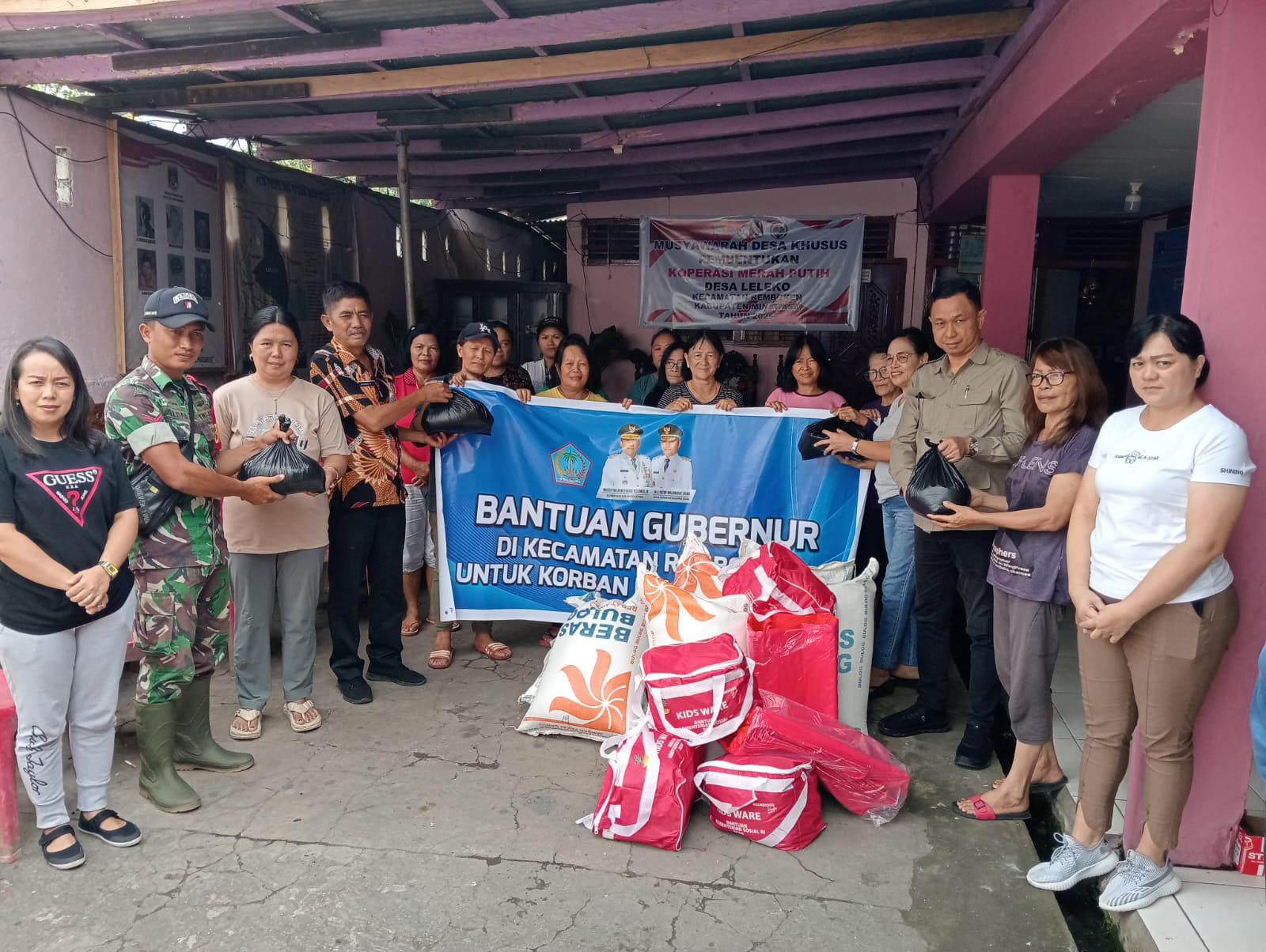 Gubernur Yulius Salurkan Bantuan Bencana di Kecamatan Remboken dan Tondano Barat