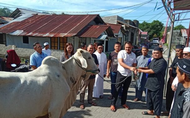 Anggota DPRD Ricky Kalangi Serahkan Sapi Kurban untuk Jamaah Masjid Al-Musabbirin