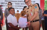 Dunia Pendidikan Pondasi Terciptanya SDM, Bupati JG Bagikan Seragam Bagi Siswa SD dan SMP ﻿
