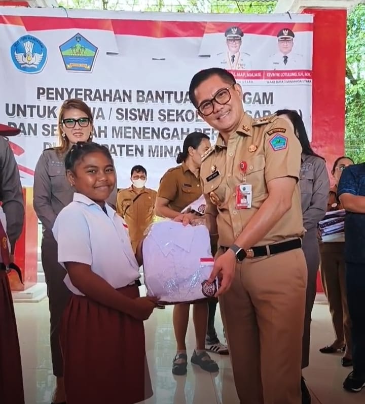 Dunia Pendidikan Pondasi Terciptanya SDM, Bupati JG Bagikan Seragam Bagi Siswa SD dan SMP ﻿