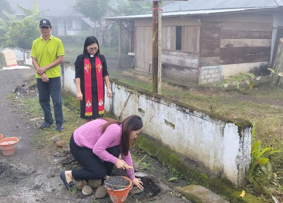 Realisasikan Anggaran Tahun 2025, Pemdes Poopo Barat Bangun Jalan Paving Stone