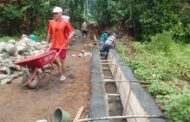 Realisasikan Dana Desa Tahun 2025, Pemdes Paslaten Bangun Drainase