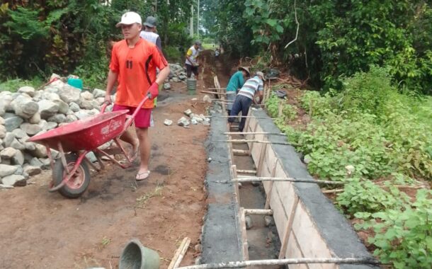 Realisasikan Dana Desa Tahun 2025, Pemdes Paslaten Bangun Drainase