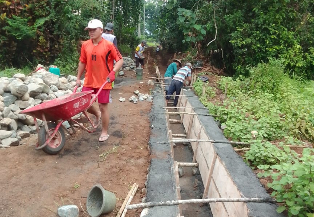 Realisasikan Dana Desa Tahun 2025, Pemdes Paslaten Bangun Drainase