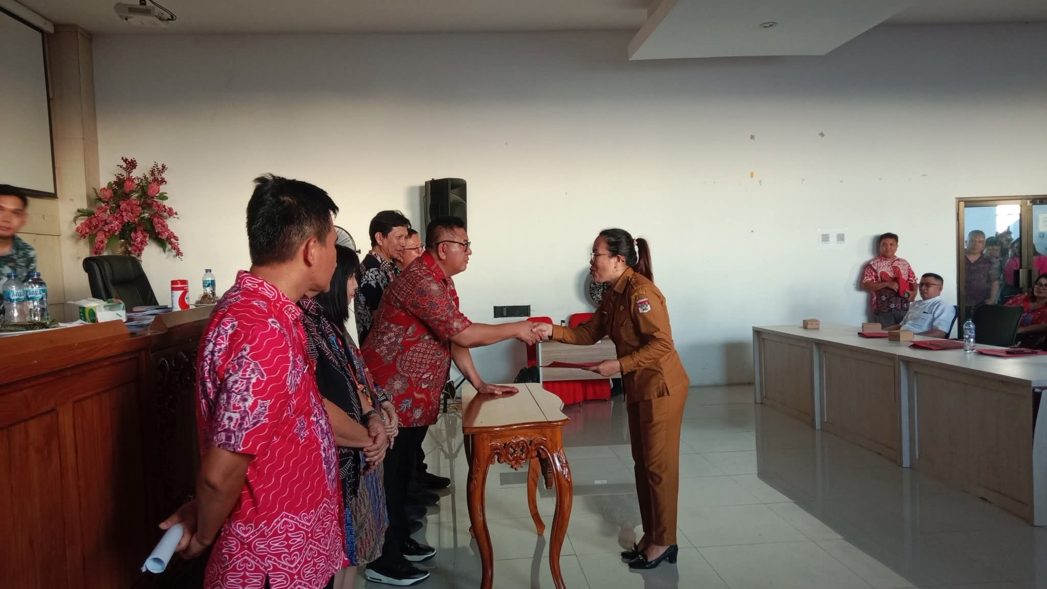 Wabup Minsel Lantik Verawati Somba sebagai Pj Hukum Tua Desa Karimbow
