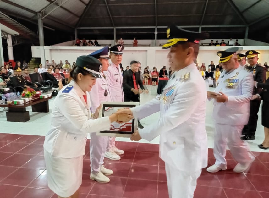 Desa Tumpaan Dua terima Penghargaan dari Bupati Franky Wongkar