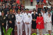 Hukum Tua Meiwan Merentek Terima Penghargaan dari Bupati Franky Wongkar